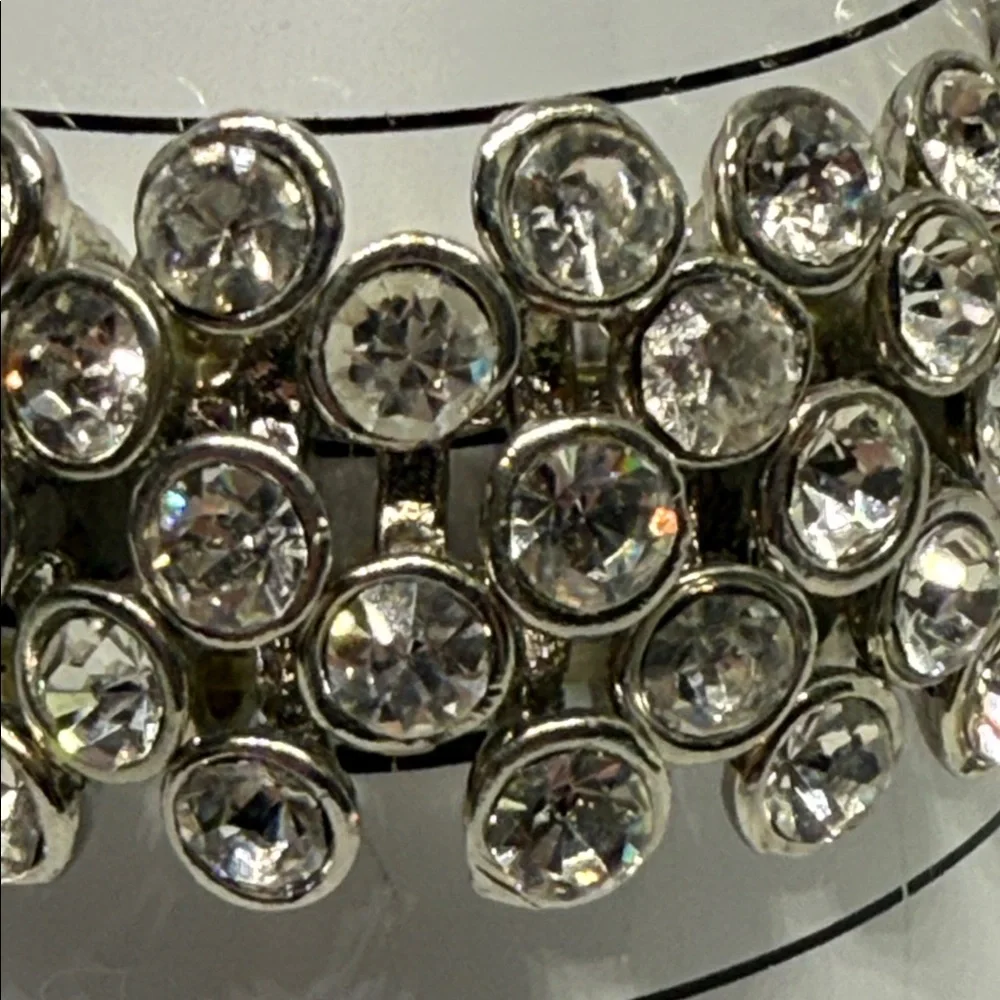 Elegant Silver tone bezel set rhinestone stretch Bracelet so pretty